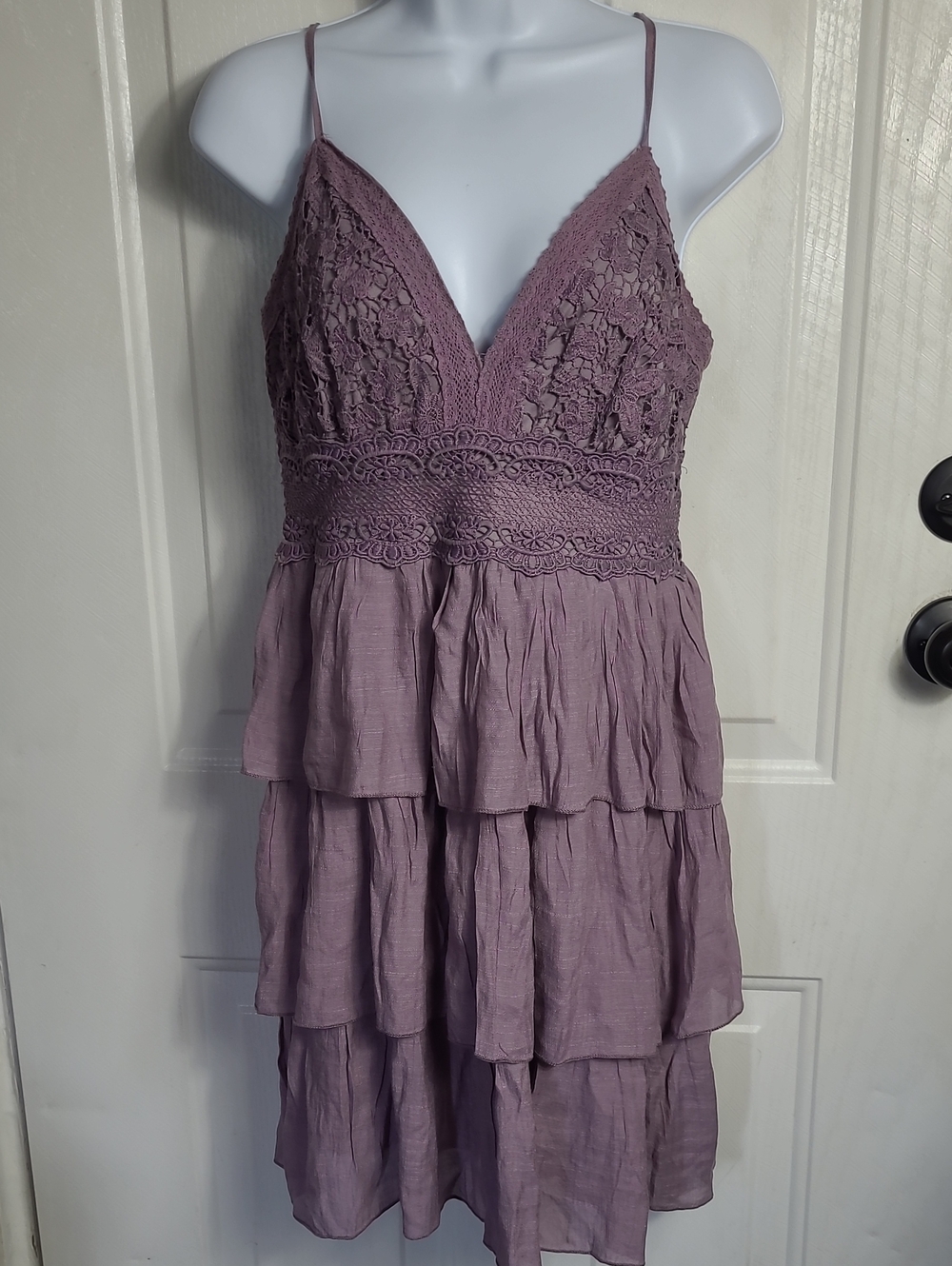 Sleeveless Mauve Lace-Tier Midi Dress with V-Neck